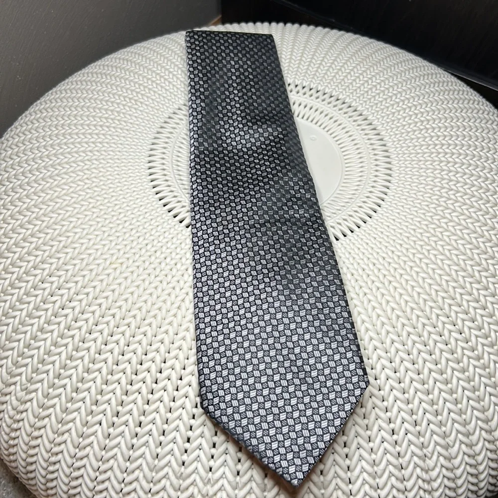 Kenneth Cole Tie - Picture 6 of 6